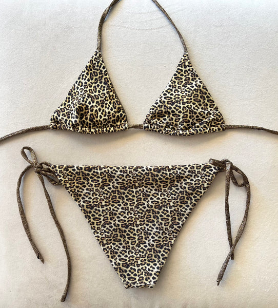 Bikini de cortina estampado animal print. Braguita triangular a juego. Cintas de lurex marrón.