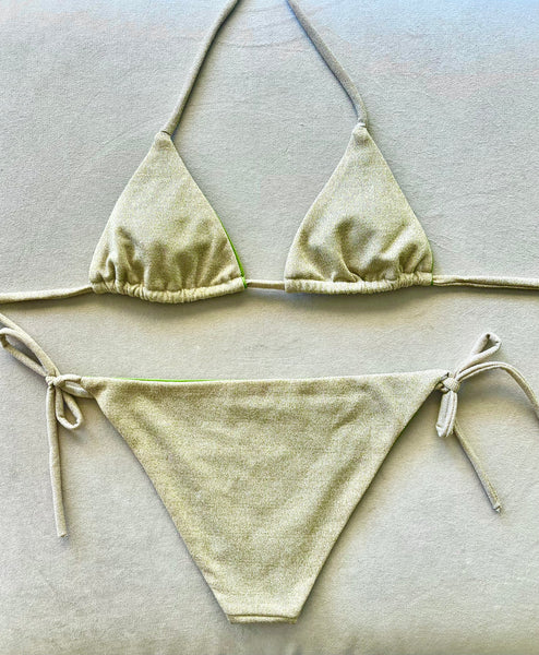 Bikini jacquard de lurex oro. Braguita parte de delante y detrás del mismo tejido de lurex oro.