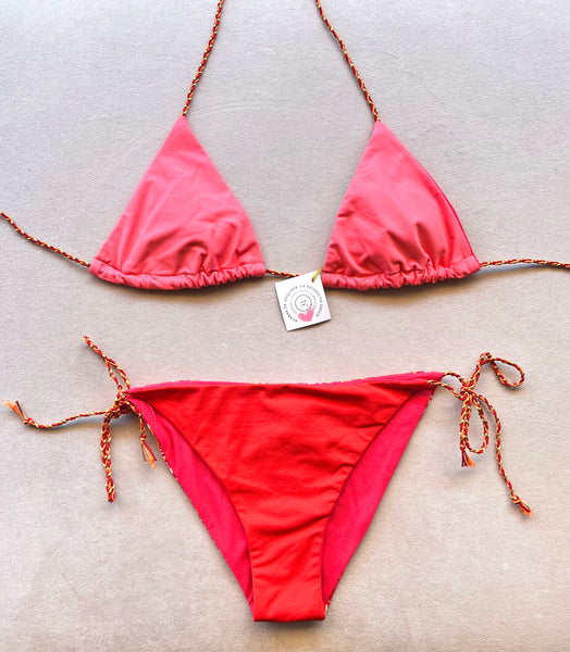 Conjunto de Bikini y Mini pareo de crepé estampado geométrico étnico de tonos naranjas con puntos dorados.