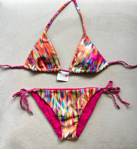 Bikini triangular de cortina estampado. Braguita triangular del mismo estampado por delante y por detrás.