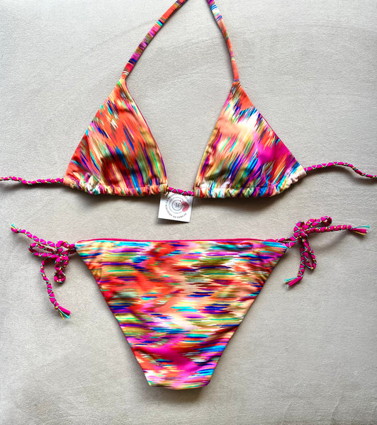 Bikini triangular de cortina estampado. Braguita triangular del mismo estampado por delante y por detrás.