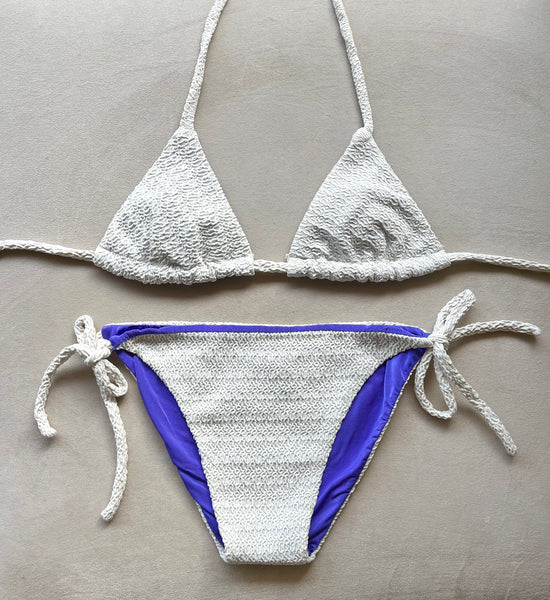 Bikini de cortina de tejido con estructura blanco con lurex. La braguita y las cintas son juego.