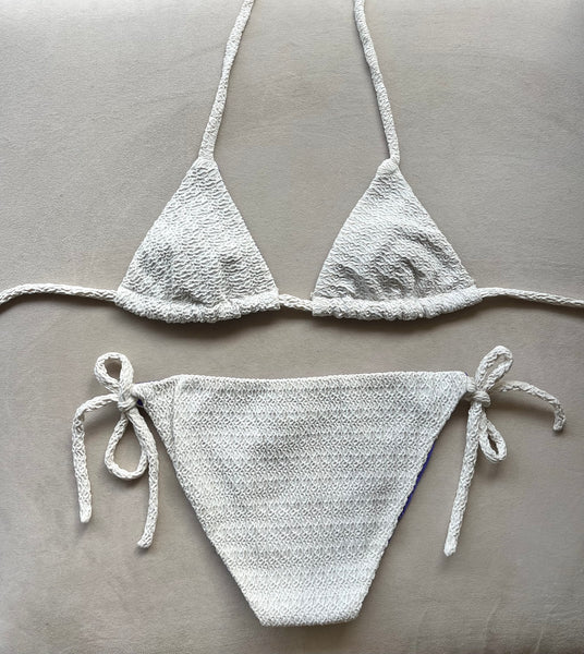 Bikini de cortina de tejido con estructura blanco con lurex. La braguita y las cintas son juego.