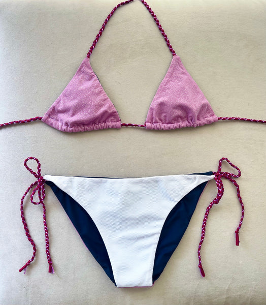 Bikini de cortina lila de lurex. Braguita triangular de piqué blanco delante y lurex por detrás.