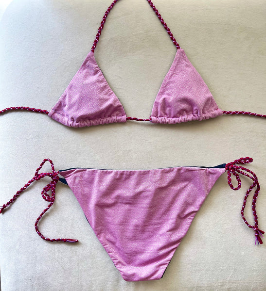 Bikini de cortina lila de lurex. Braguita triangular de piqué blanco delante y lurex por detrás.