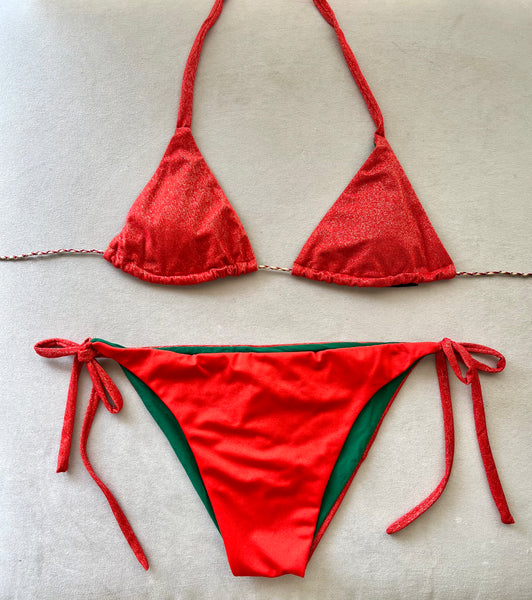 Bikini de cortina rojo de lurex. Braguita triangular rojo liso delante y lurex por detrás.