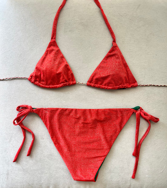 Bikini de cortina rojo de lurex. Braguita triangular rojo liso delante y lurex por detrás.