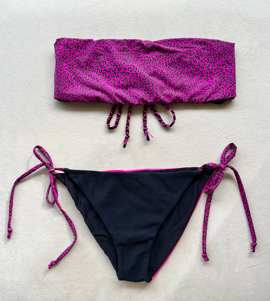 Bikini bandeau estampado animal print lila con lurex. Braguita triangular de piqué negro por delante y fucsia por detrás.