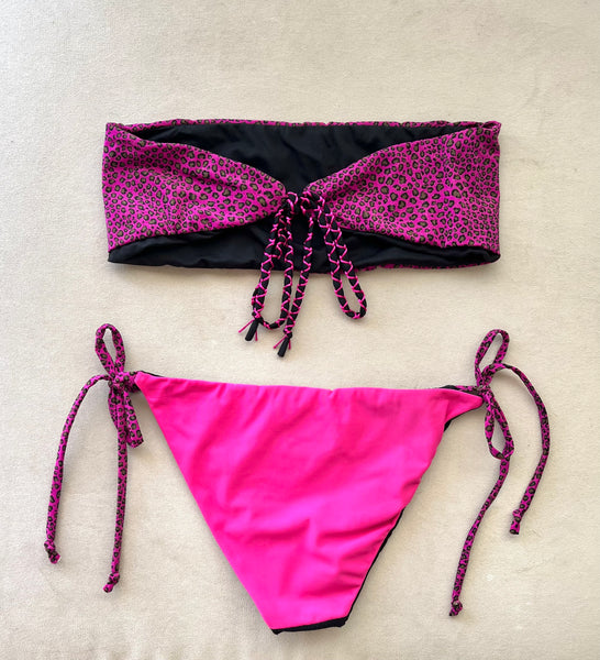 Bikini bandeau estampado animal print lila con lurex. Braguita triangular de piqué negro por delante y fucsia por detrás.