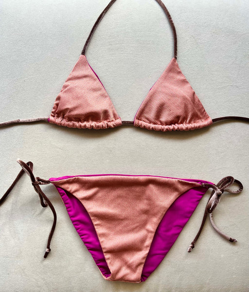 Bikini de cortina canalé fino rosa palo metalizado. Braguita triangular a juego.