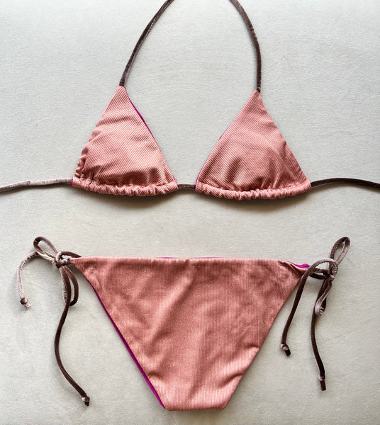 Bikini de cortina canalé fino rosa palo metalizado. Braguita triangular a juego.