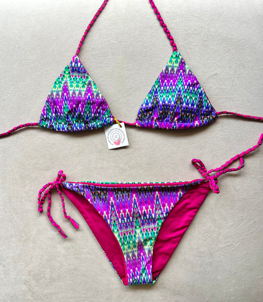 Conjunto de Pareo y Bikini triangular estampado étnico. Braguita triangular del mismo estampado.