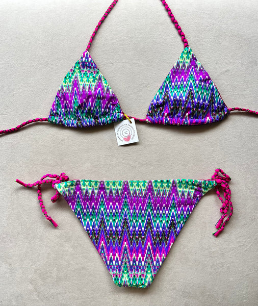 Conjunto de Pareo y Bikini triangular estampado étnico. Braguita triangular del mismo estampado.