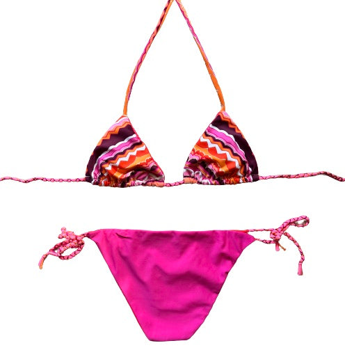 Bikini triangular estampado etnico con metalizado plata. Braguita triangular de de lurex naranja por delante y fucsia por detrás