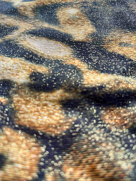 Bikini de cortina estampado marrón con lurex oro. Braguita por delante metalizado cobre y por detrás estampado como en la parte de arriba.