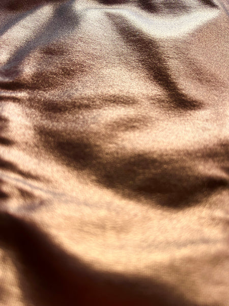 Bikini de cortina estampado marrón con lurex oro. Braguita por delante metalizado cobre y por detrás estampado como en la parte de arriba.