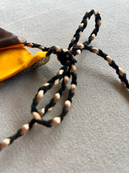 Bikini de cortina estampado marrón con lurex oro. Braguita por delante metalizado cobre y por detrás estampado como en la parte de arriba.