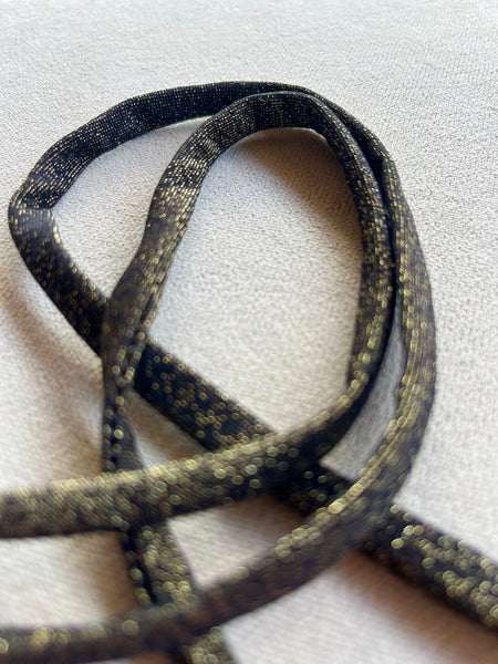 Bikini de cortina estampado marrón con lurex oro. Braguita por delante metalizado cobre y por detrás estampado como en la parte de arriba.