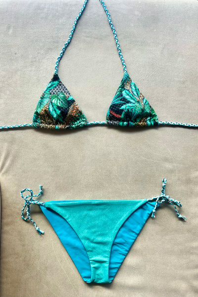 Bikini de cortina con tejido estampado selva con lurex plata. Braguita por delante verde de lurex y por detrás del mismo estampado que delante.