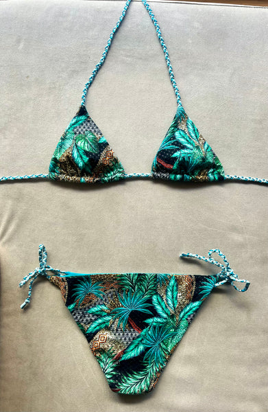 Bikini de cortina con tejido estampado selva con lurex plata. Braguita por delante verde de lurex y por detrás del mismo estampado que delante.