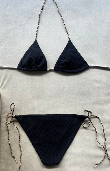 Bikini de cortina de piqué negro. Braguita juego. Cintas elásticas doradas y negras trenzadas a mano