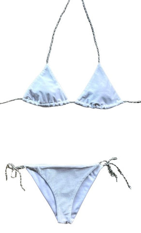 Bikini blanco de lurex brillante. Braguita parte de delante y detrás del mismo tejido de lurex oro. Cintas trenzadas a mano tricolor.&nbsp;