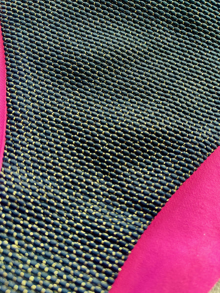 Bikini triangular de lurex oro con la braguita por la parte de delante de pique negro y lurex oro y la de atrás con lurex oro.