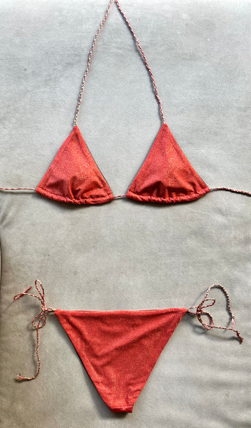 Bikini triangular de lurex naranja. La braguita a juego.