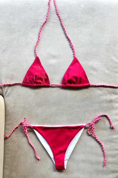 Bikini triangular fucsia de lurex con la braguita por la parte de delante fucsia &nbsp;y la de atrás de lurex fucsia.