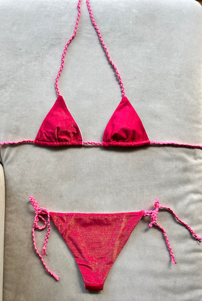 Bikini triangular fucsia de lurex con la braguita por la parte de delante fucsia &nbsp;y la de atrás de lurex fucsia.