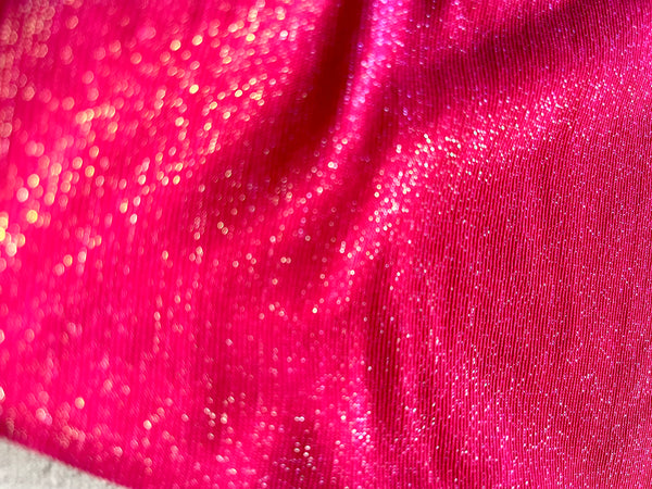 Bikini triangular fucsia de lurex con la braguita por la parte de delante fucsia &nbsp;y la de atrás de lurex fucsia.