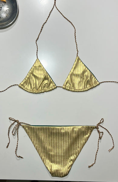 Bikini de cortina oro canalé ancho metalizado. Braguita triangular a juego.