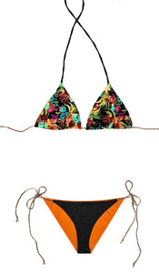 Bikini triangular estampado de flores con fondo negro y braguita de piqué negra con lurex oro.