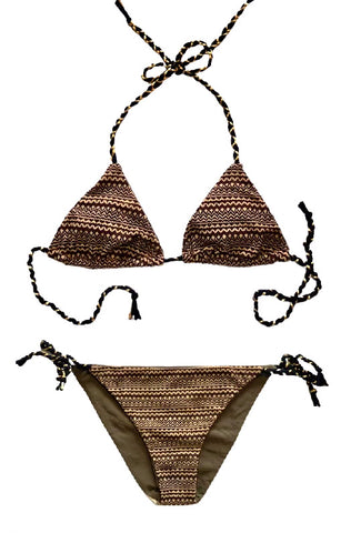 Bikini de cortina estampado geométrico étnico con cintas elástica trenzadas a mano. Braguita triangular por delante del mismo estampado y por detrás lurex dorado.