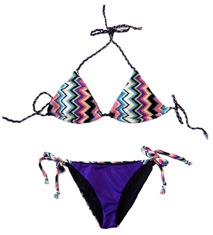 Bikini de cortina de tejido con estructura estampado tipo missoni. Braguita triangular lila fuerte por delante y del mismo tejido estampado por detrás.