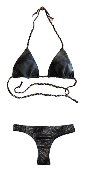 Bikini de cortina negro con laminado negro metalizado con cintas trenzadas a mano. Braguita brasileña del mismo tejido por delante y negro por detrás.