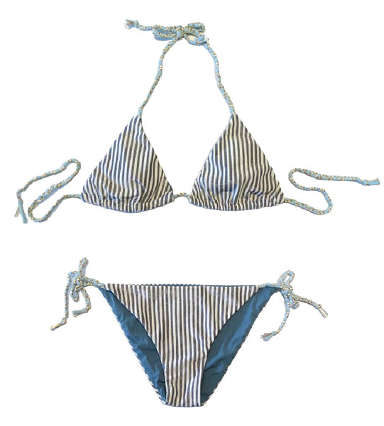 Bikini de cortina estampado a rayas de lurex plateado con cintas elástica trenzadas a mano. Braguita triangular del mismo estampado.