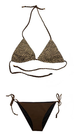 Bikini de cortina estampado animal print marrón. Braguita triangular marrón por delante y caldera por detrás. Las cintas elásticas tricolor están tejidas a mano.