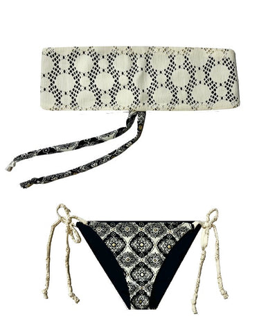 Bikini bandeau de crochet de color crudo. Braguita triangular estampada por delante y detrás con estampado étnico crudo negro y dorado.