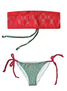 Bikini bandeau de crochet rosa fucsia. Braguita triangular estampada por delante y detrás con estampado de flores verde, fucsia y oro.