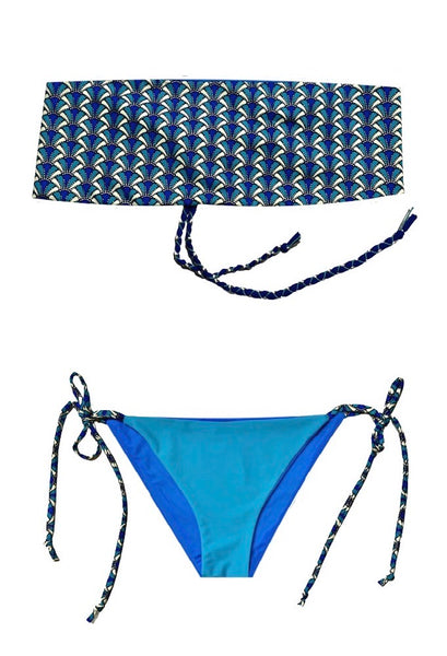 Bikini bandeau estampado geométrico con detalles metalizados. Braguita triangular azul por delante y crudo por detrás a juego.