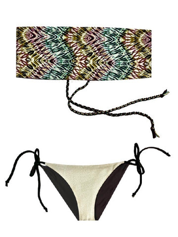 Bikini bandeau con estampado de color verde, granate y oro. Braguita triangular con la parte de delante de lurex oro y la de atrás de color berenjena.