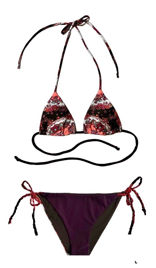 Bikini triangular con estampado étnico rosa y granate. Braguita triangular con la parte de delante granate y la de atrás del mismo estampado. Cintas combinadas tricolor trenzadas a mano, de terciopelo marrón y del mismo estampado.