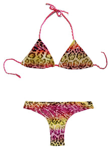 Bikini de cortina estampado animal print con cintas trenzadas elásticas. Braguita brasileña estampada por delante y rosa a juego por detrás.