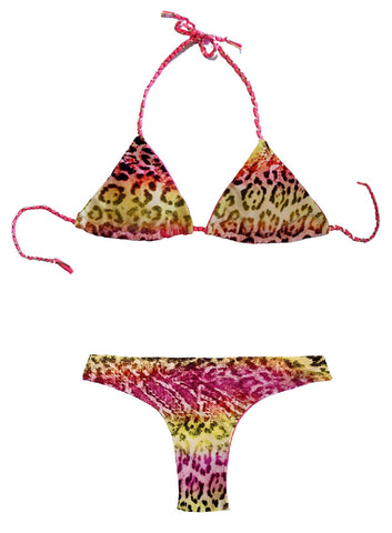 Bikini de cortina estampado animal print con cintas trenzadas elásticas. Braguita brasileña estampada por delante y rosa a juego por detrás.