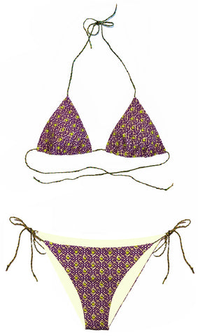 Bikini de cortina con estampado en tonos lilas y pistacho con dorado. Braguita de triángulo del mismo estampado. Las cintas tricolor elásticas están trenzadas a mano.