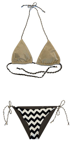 Bikini de cortina de lurex dorado. Braguita de triángulo con tejido de estructura con estampado de color blanco y negro geométrico por delante y beige por detrás.