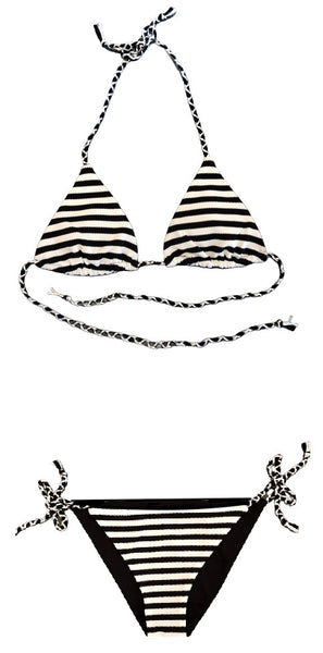 Bikini de cortina de piqué estampado a rayas blancas y negras.  Braguita triangular del mismo estampado por delante y negra por detrás.