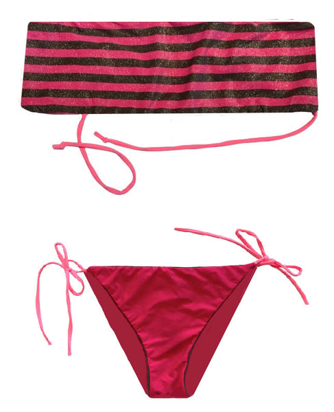 Bikini bandeau estampado a rayas de lurex rosa y marrón. Braguita triangular fucsia por delante y estampado por detrás. Las cintas del top son elásticas fucsia.