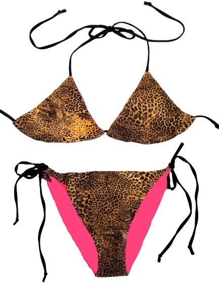 Bikini triangular de cortina animal print con cintas elásticas negras. La braguita triangular del mismo estampado atada con cintas a juego.